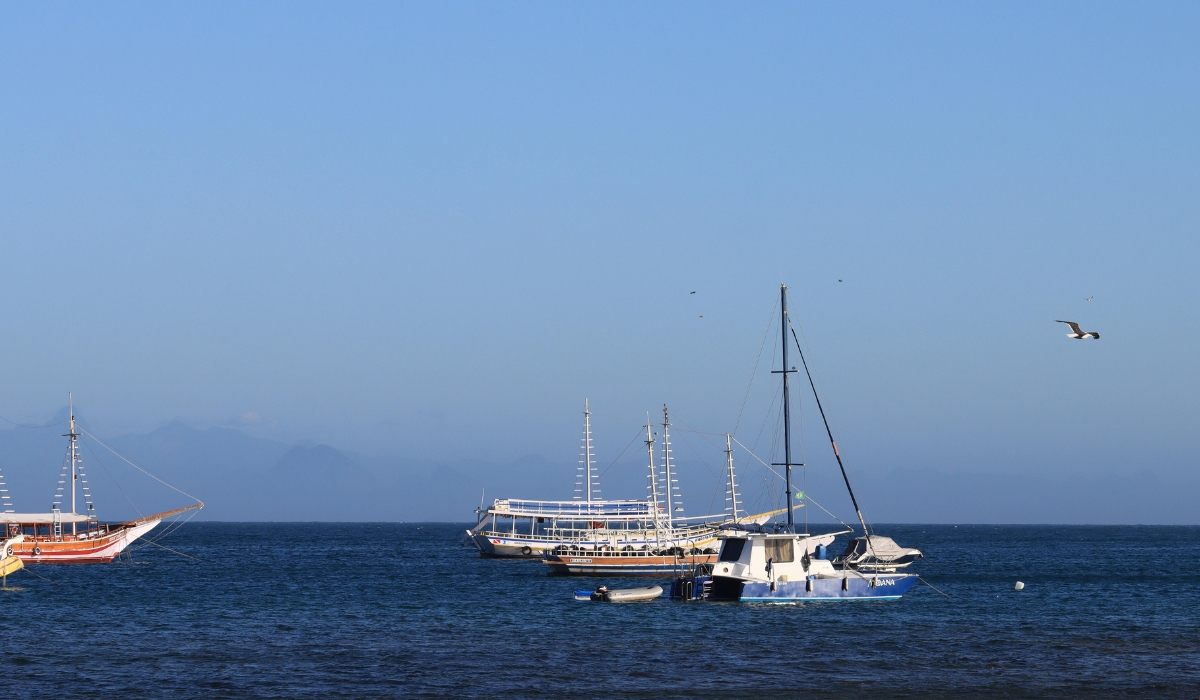 IRGC Navy Warns Military Vessels Against Passage Through Strait of Hormuz 